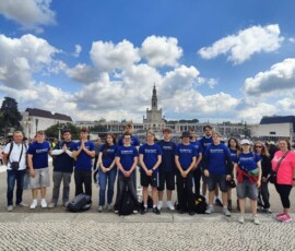 Grupa uczniów i opiekunów na placu sanktuarium w Fatimie.