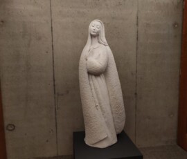 Figura religijna oglądana przez uczestników podczas wizyty w Fatimie.