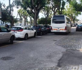 Bagaże i uczestnicy przygotowujący się do powrotu z Portugalii.