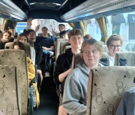 Uczestnicy Erasmus+ podczas wspólnej podróży powrotnej.