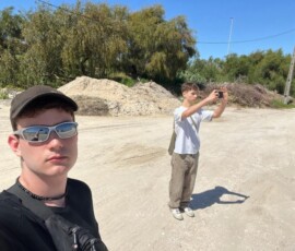 Uczeń ćwiczy na piaszczystym terenie podczas czasu wolnego po praktykach.