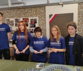 Grupa uczniów prezentuje materiały projektu Erasmus+ podczas Dni Otwartych i Święta Szkoły.