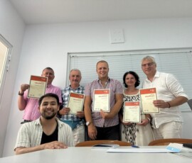 Nauczyciele uczestniczą w zajęciach kursowych w sali szkoleniowej na Malcie.