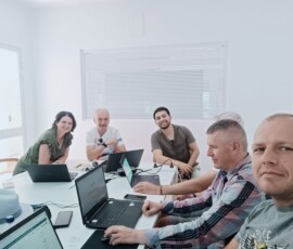 Nauczyciele uczestniczą w zajęciach przy wspólnym stole podczas kursu Erasmus+ w Valletcie na Malcie.