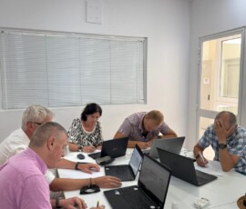 Uczestnicy kursu na Malcie prezentują certyfikaty ukończenia szkolenia.