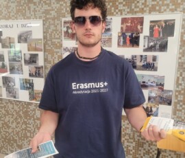 Uczeń w koszulce Erasmus+ bierze udział w działaniach promujących projekt.