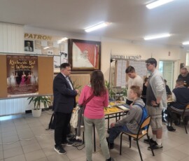 Uczniowie uczestniczą w spotkaniu promującym doświadczenia z mobilności Erasmus+.