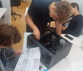 Uczennica pracuje przy specjalistycznym stanowisku urządzeń podczas praktyk zawodowych.