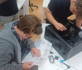 Uczeń korzysta z przenośnego urządzenia podczas wykonywania zadania technicznego.