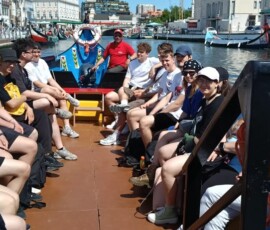 Uczestnicy Erasmus+ odpoczywają nad kanałem podczas zwiedzania Aveiro w Portugalii.