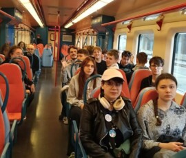 Uczestnicy mobilności jadą pociągiem na wycieczkę podczas dnia wolnego od praktyk.