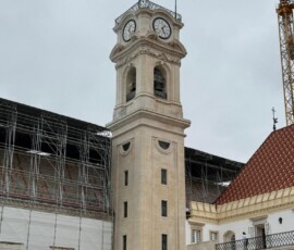 Wieża zabytkowego budynku oglądana podczas wycieczki uczniów Erasmus+.