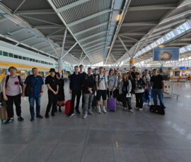 Uczestnicy mobilności stoją z bagażami w terminalu podczas podróży do Portugalii.