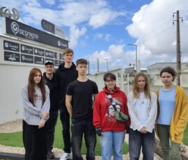 Uczestnicy Erasmus+ pozują do wspólnego zdjęcia w szkole partnerskiej w Figueira da Foz.