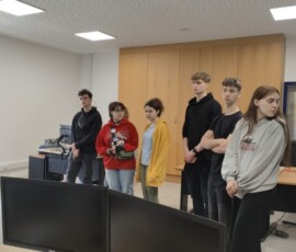 Uczniowie stoją w sali podczas pierwszego spotkania organizacyjnego w szkole partnerskiej.