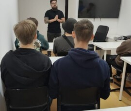 Uczniowie siedzą w sali podczas zajęć w pierwszym dniu mobilności.