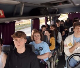 Uczestnicy Erasmus+ podczas wspólnego posiłku w trakcie wycieczki do Lizbony.