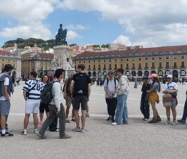 Duża grupa uczestników Erasmus+ na placu podczas wycieczki po Lizbonie.