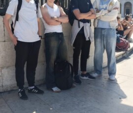 Grupa uczestników Erasmus+ podczas postoju na jednej z ulic Lizbony.