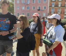 Uczniowie rozmawiają podczas zwiedzania miasta w ramach wyjazdu Erasmus+.