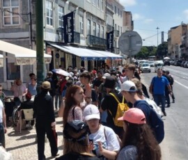 Uczniowie spacerują ulicą w centrum Lizbony podczas wycieczki Erasmus+.