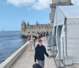 Uczestnicy Erasmus+ przy jednym z zabytków Lizbony podczas wycieczki.