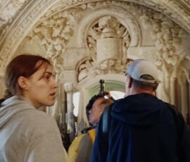 Uczniowie zwiedzają bogato zdobione wnętrze zabytkowego obiektu podczas majowej wycieczki.