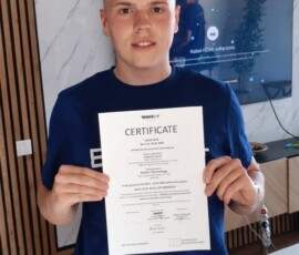Uczeń trzyma certyfikat po zakończeniu mobilności Erasmus+.