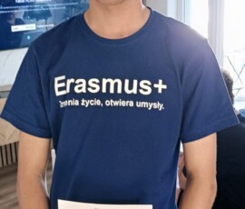 Uczeń prezentuje dokument potwierdzający ukończenie praktyk zawodowych.