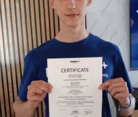 Uczeń trzyma certyfikat podczas podsumowania pobytu w Portugalii.