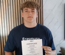 Uczeń prezentuje certyfikat Erasmus+ w miejscu zakwaterowania.