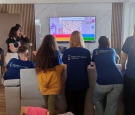 Uczeń prezentuje certyfikat po zakończeniu praktyk w Portugalii.