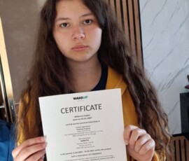 Uczestniczka prezentuje certyfikat ukończenia mobilności Erasmus+.