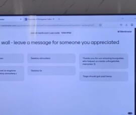 Uczeń trzyma certyfikat ukończenia mobilności Erasmus+.