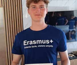 Uczeń prezentuje certyfikat otrzymany po zakończeniu praktyk Erasmus+.