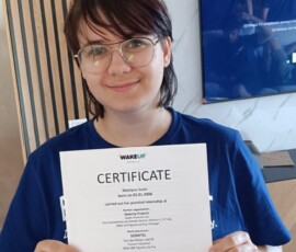 Uczeń trzyma certyfikat ukończenia mobilności zawodowej w Portugalii.