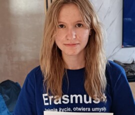 Uczestniczka prezentuje certyfikat Erasmus+ po zakończeniu praktyk.