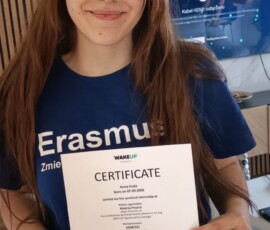 Uczestniczka trzyma certyfikat ukończenia mobilności Erasmus+.