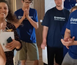 Uczestnicy odbierają certyfikaty podczas podsumowania mobilności.