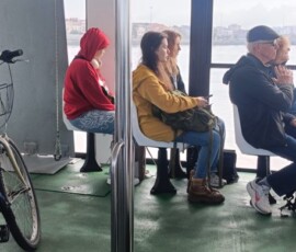 Uczestnicy wykonują zadania w miejscu praktyk zawodowych widziani przez przeszkloną ścianę.