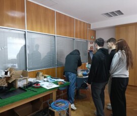 Uczniowie wykonują zadania przy wyposażeniu technicznym w miejscu praktyk.