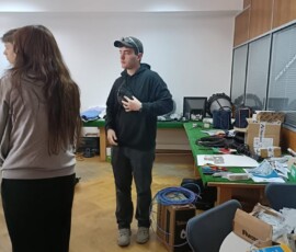 Opiekun omawia zadanie z uczniami podczas praktyk zawodowych Erasmus+.