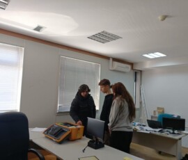 Uczestnicy mobilności pracują w sali wyposażonej w sprzęt techniczny.