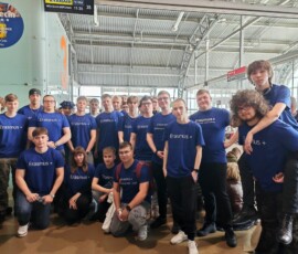 Grupa uczniów ZSŁ podróżuje pociągiem w drodze na mobilność Erasmus+ do Portugalii.