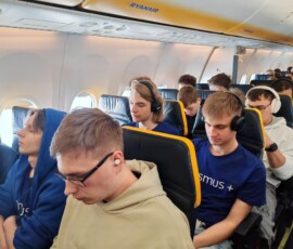 Uczniowie siedzą w wagonie podczas podróży do Portugalii na praktyki Erasmus+.