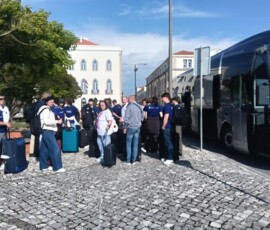 Uczestnik mobilności podczas podróży koleją do Portugalii.