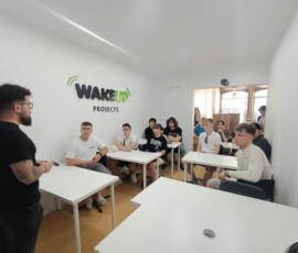 Uczniowie uczestniczą w spotkaniu organizacyjnym przed rozpoczęciem praktyk Erasmus+.