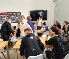 Uczniowie podczas wizyty organizacyjnej w miejscu praktyk zawodowych.