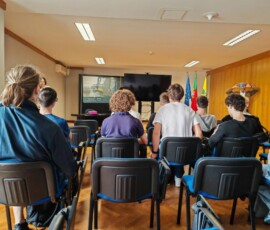 Grupa uczestników mobilności przygotowuje się do rozpoczęcia pracy w firmach.