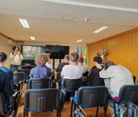 Uczniowie podczas spotkania informacyjnego w siedzibie partnera projektu.
